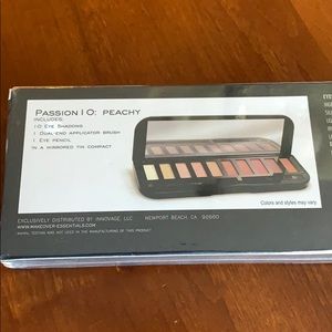 Me Makeover Essential Eyeshadow and Eye Liner